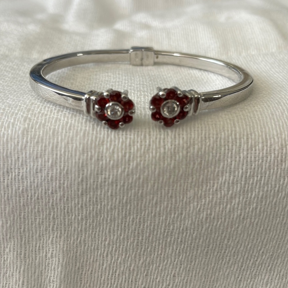 Fashion silver bangle with hinge.